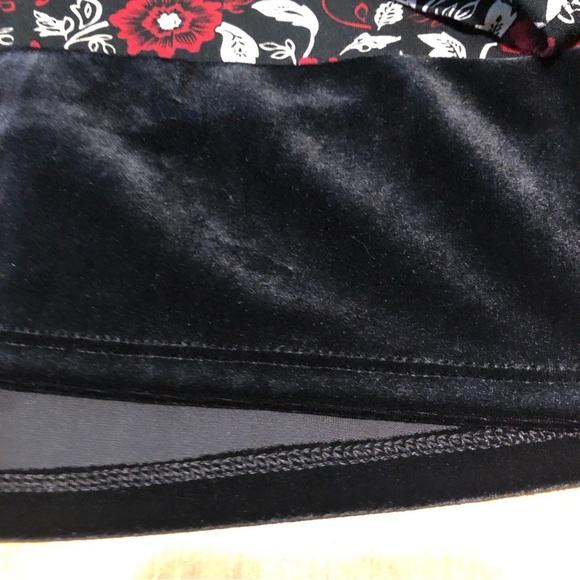 J Jill Wearever Black Red Floral Stretch Long Sleeve Velvet Hem Top Womens Large - Picture 3 of 9